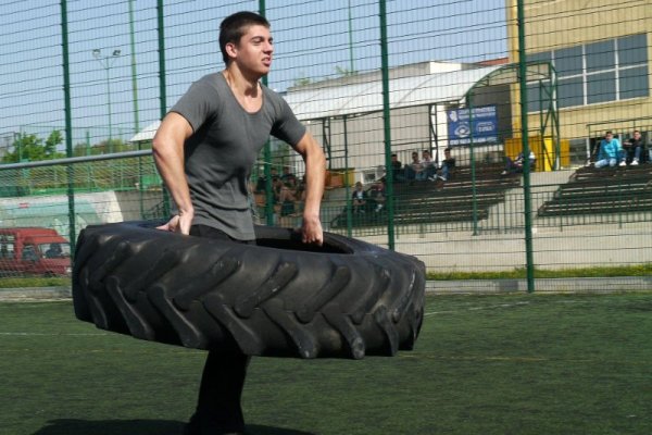 Студентското състезание "STRONG MAN-2" се проведе в Техническия университет във Варна. Проявата има за цел да популяризира спорта сред студентите в и извън учебно време. Снимка: Булфото