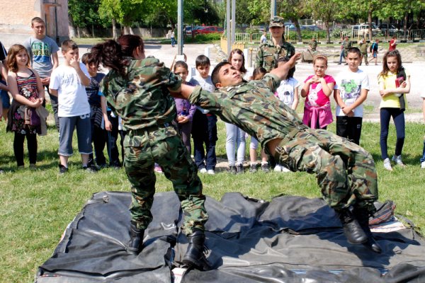 Ден на отворени врати се проведе в хасковския военен гарнизон. Войниците демонстрираха своите умения пред малчугани от основните училища. Снимка: БТА