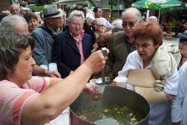 На 21 май  - в деня на Светите равноапостоли Константин и Елена, по традиция се проведе тържественото откриване на Летния туристически сезон 2012 в първия български морски курорт "Св. Св. Константин и Елена”. Снимка: Impact Press Group