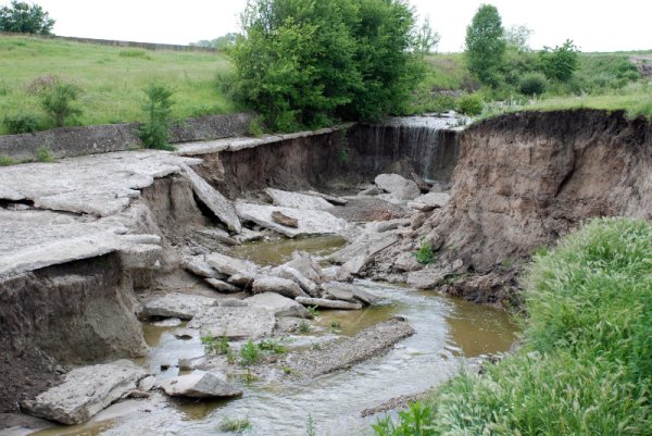 Язовирът край хасковското село Стамболийски след последните обилни валежи е с опасно завишено ниво и разрушен преливник още от зимното бедствие. Снимка: БТА