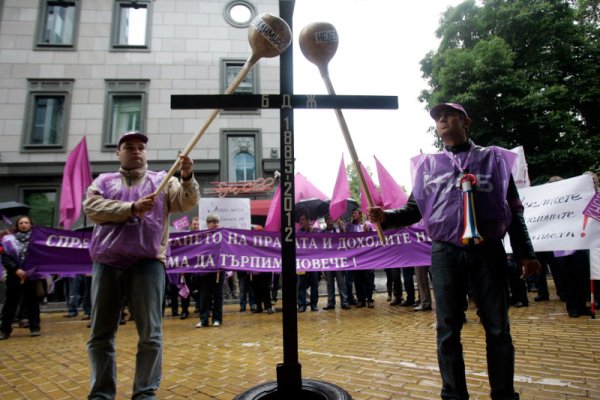 Синдикати в железопътния транспорт проведоха протестен митинг пред Министерството на транспорта. Представители на КНСБ внесоха протестна декларация до министър Ивайло Московски, в която настояват за изработване на стратегия за бъдещето на железопътния транспорт. Снимка: БТА