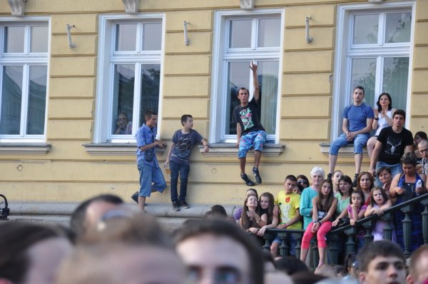 Част от публиката накаца по прозорците на Националната художествена галерия. Невръстен тийнейджър дори си пийваше бира без страх, че може да падне от високо. Снимка: Dnes.bg