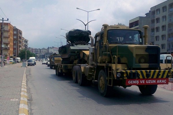 Турски военен камион транспортира военна техника в турския град Хатай, намиращ се в непосредствена близост до границата със Сирия. Снимка: Reuters