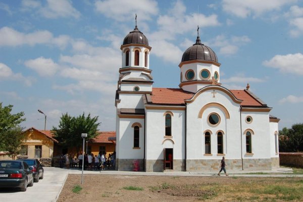 Старозагорският митрополит Галактион освети ремонтираната църква "Св. св. Кирил и Методий" в пострадалото от наводнение село Бисер. В съслужие със свещеници от Харманли, Любимец и Стара Загора, Галактион отслужи Утринна литургия и поздрави жителите на селото с красивия Божи храм. Снимка: БТА