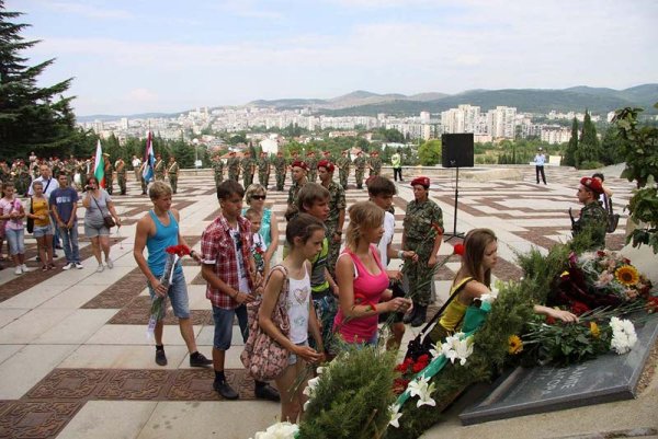 Стара Загора се поклони пред героите, загинали в боевете за града на 19/31.07.1877 г. по време на Руско-турската освободителна война. Снимка: Община Стара Загора