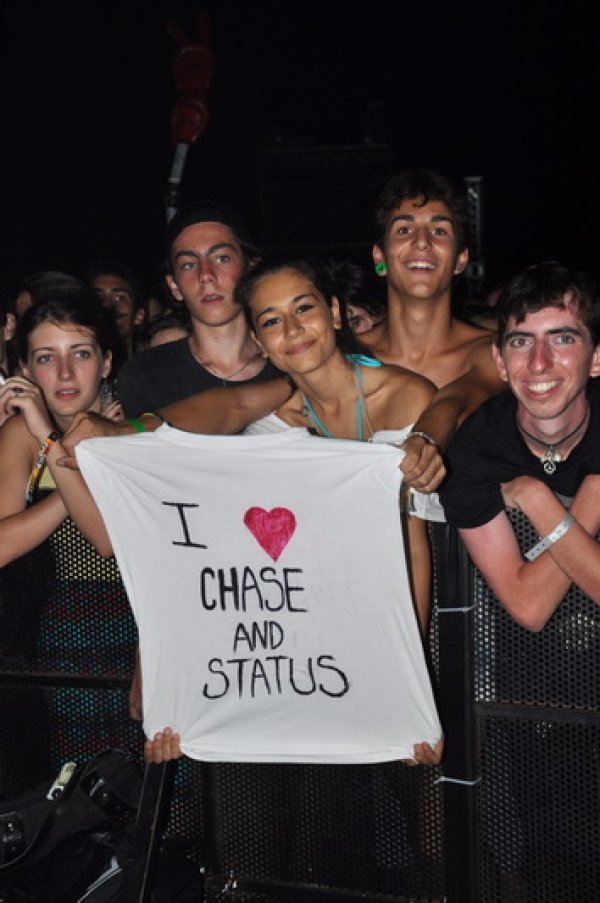 Фенове с нетърпение очакват появата на Chase & Status. Снимка: Dnes.bg