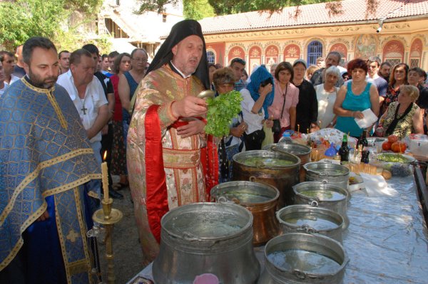 Храмовият празник Преображение Господне беше отбелязан с църковна служба и курбан за здраве в Преображенския манастир край Велико Търново. Снимка: БТА