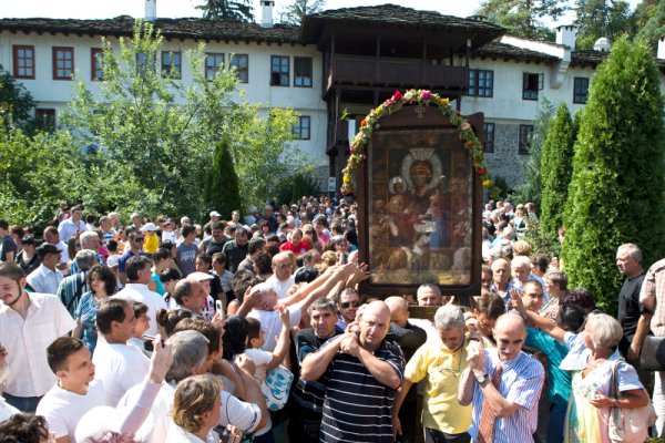 Хиляди придружиха чудотворната икона “Св. Богородица Труеручица” от Троянския манастир “Успение Пресвета Богородица” в литийното шествие до параклиса, където според легендата някога е спрял атонският монах със свещения си товар – иконата на Божията майка. Днес в цяла България бе отбелязан един от най-големите църковни празници  - Успение Богородично. Снимка: БТА