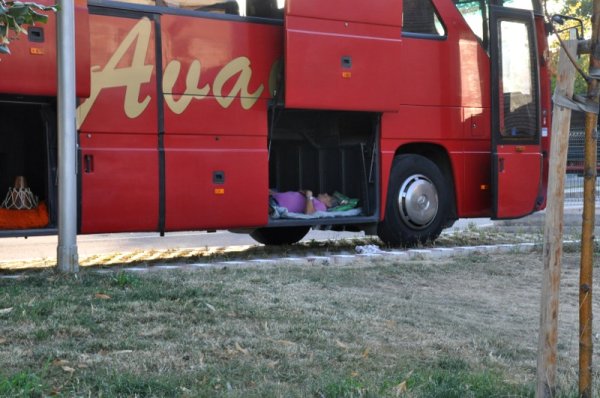 Шофьор на сръбски рейс полегна в багажното, докато феновете от западната ни съседка се кефеха на Red Hot. Снимка: Dnes.bg