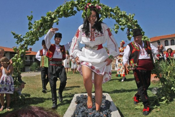 19-годишната Величка Пройчева стана Кралица на гроздобера на винарска изба Старосел. Величка учи икономика във Варна и е хореограф на местният танцов ансамбъл. Конкурсът е част от празника по отбелязване началото на гроздобера в Старосел и околностите. По традиция това се случва в началото на септември. Снимка: Булфото