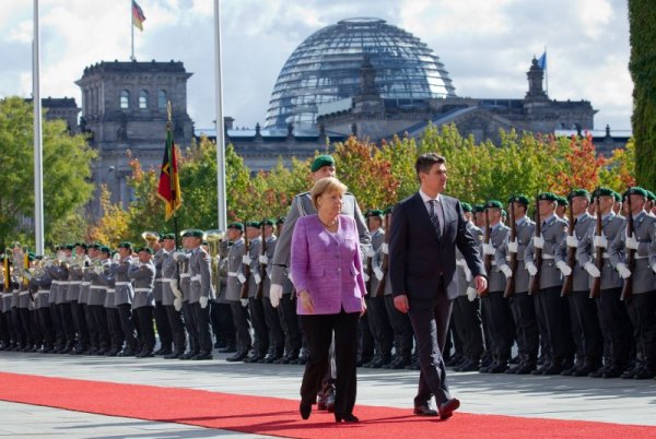 Германският канцлер Ангела Меркел посреща хърватския премиер Зоран Миланович в Берлин. Снимка: БТА