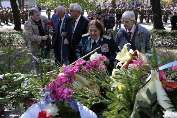 Граждани поднесоха венци и цветя пред паметника на героите-парашутисти на площад "Народно събрание" по случай Деня на военните парашутисти. Снимка: БТА