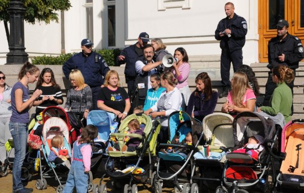 Родители в София се събраха пред Народното събрание. Снимка: Булфото