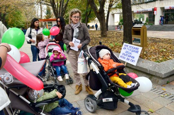 Родители от Добрич също се присъединиха към инициативата. Снимка: БТА