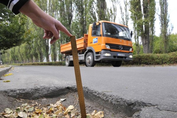 Преди задаващата се зима дупки с дълбочина от 20 до 27 сантиметра зеят през десетина метра на булевард "България" в Хасково. Те следват една след друга от кръстовището пред комплекс "21 век" и продължават до Захарна фабрика. Снимка: Булфото