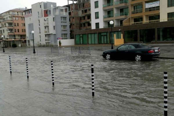 Обстановката в Поморие е усложнена. Вследствие на силния дъжд, канализационната система е затруднена и не може да поеме интензивния валеж. Снимка: Impact Press Group