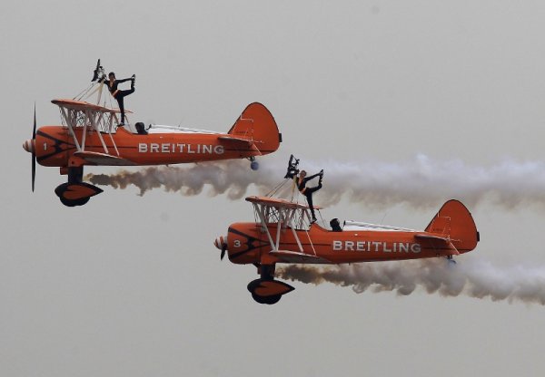 Репетиция на акробати по време на международната изложба „Aviation & Aerospace” в град Джухай, Китай. Снимка: Reueters