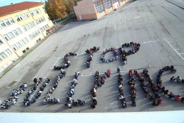 Над 300 деца от ОУ "Смирненски" в Хасково се включиха в изписването на "Stop Bullying" ("Не на тормоза") в двора на училището. С тази своя акция те се присъединяват към милионите деца по света, които подкрепят международната седмица "Не на тормоза в училище". Снимка: БТА