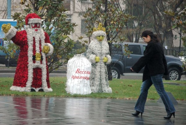 На много места в Пловдив вече започнаха да поставят украсата за коледните празници и къщичките за новогодишния базар. Снимка: БТА