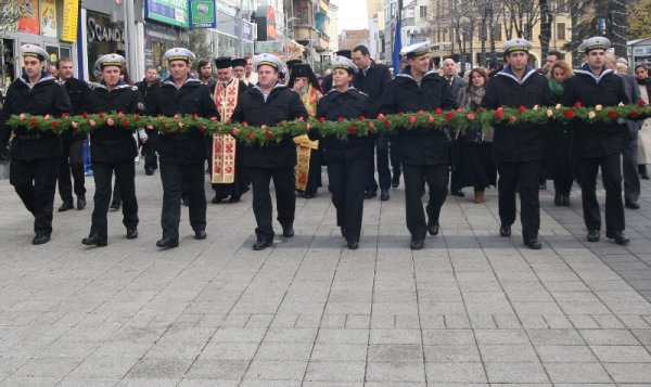 С празничен водосвет и раздаване на курбан отбелязаха Никулден в Бургас. Снимка: Impact Press Group