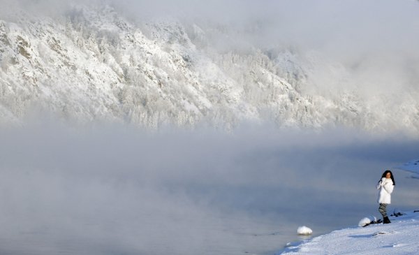 Жена позира пред фотограф на брега на река Енисей в Сибир. Снимка: Reuters