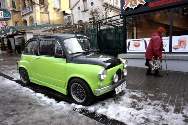 Култовата югославска костенурка "Zastava 750" цъфна като реклама на ресторант за сръбска скара в центъра на Варна. Автомобилчето е произведено през 1977 год., а собственикът му го е докарал от Хърватия. Снимка: Булфото