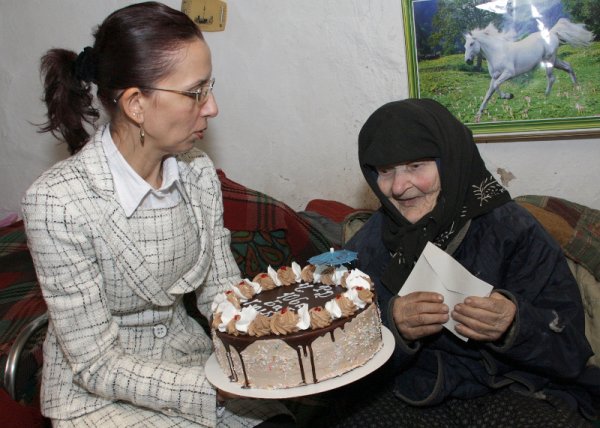 Гюлбие Юмер от село Свещари, Разградска област, навърши 106 години. Тя е най-възрастният жител на област Разград, отгледала е син и дъщеря, четирима внуци и двама правнуци. За 106-ия си рожден ден баба Гюлбие получи торта от община Исперих, връчи й я заместник-кметът Невин Скендер, а лични 100 лв. й дари общинският кмет Бейсим Басри. Снимка: БТА