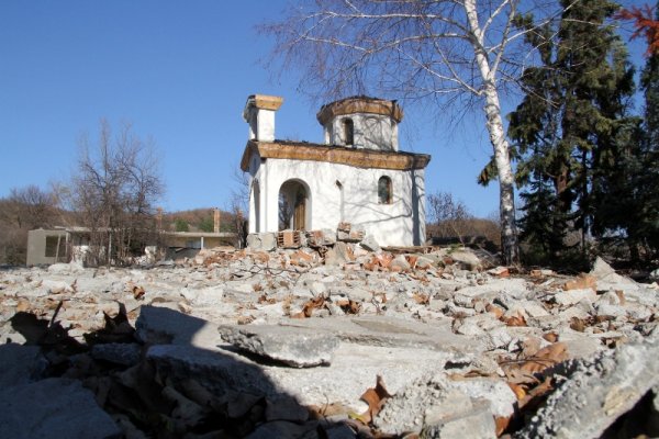 "Министерство на веселбата" в така нареченото Митничарско село вече е история. То беше премахнато доброволно от собствениците си. Все още непокътнат е единствено параклисът, кръстен на двамата братя Паришеви. Неговото бъдеще не е ясно. Снимка: Impact Press Group