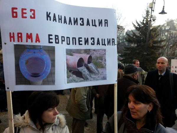 Собственици на имоти в местностите Траката и Евксиноград край Варна протестираха пред общината срещу увеличаването на данък смет за техните райони, тъй като там няма инфраструктура - липсват улици и канализация. Снимка: Impact Press Group