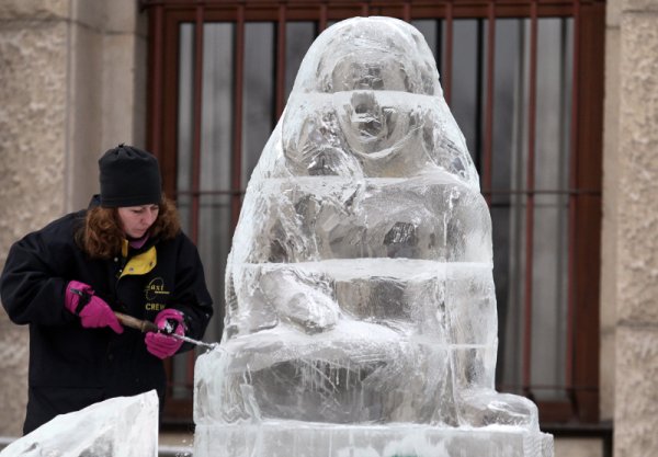 Пред Телефонната палата в столицата започнаха приготовленията за "Sofia Ice Fest 2013", който ще бъде открит на 31 януари. В продължение на 7 дни пространството пред палатата ще се изпълни с кристални ледени скулптури, леден бар, иглу и други интерактивни инсталации от лед. Снимка: БТА