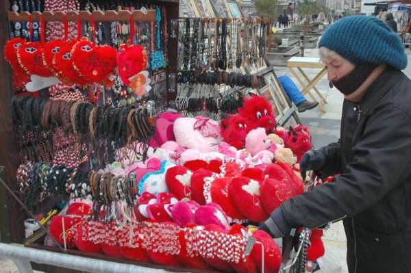 Седмица преди Деня на влюбените - Свети Валентин, търговците в центъра на Пловдив продават десетки цветни сърца и различни любовни сувенири. Снимка: БТА