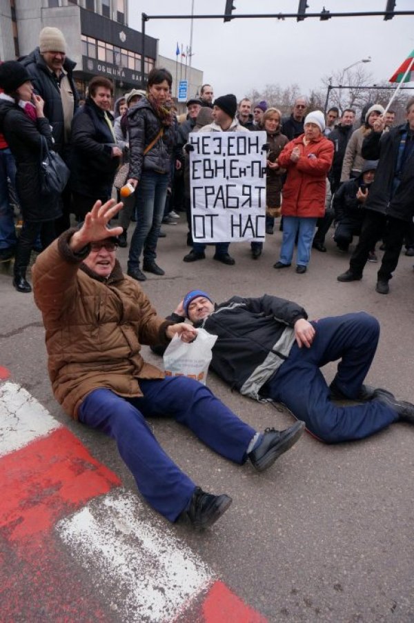 Протестиращи срещу сметките на тока във Варна. Снимка: Булфото