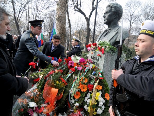 С възпоменателна церемония и тържествен ритуал по поднасяне на венци и цветя пред паметника на Васил Левски в Морската градина в Бургас бе отбелязана 140-та годишнина от гибелта на Апостола. Снимка: БТА