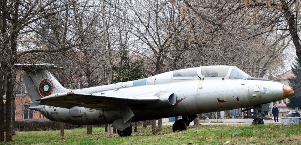 Учебно-тренировъчен самолет Л-29, който е бил на въоръжение в България в средата на миналия век, е превърнат в паметник-атракция в центъра на Долни Дъбник край Плевен. Снимка: Impact Press Group