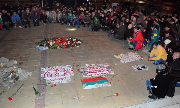 Варненци почитат паметта на самозапалилия се Пламен. Снимка: БТА