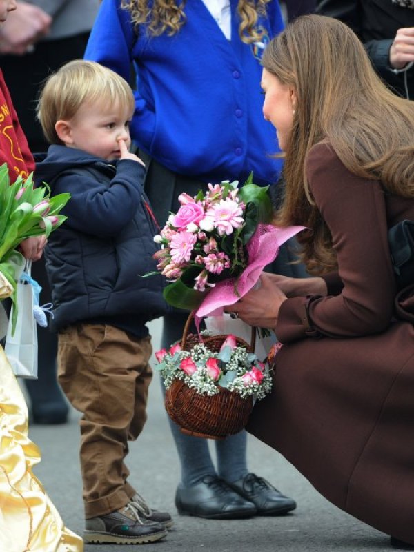 Кейт Мидълтън говори с тригодишен малчуган, а той си бърка в носа. Снимка: БТА