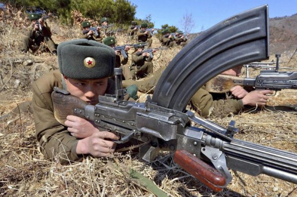 Севернокорейски войници провеждат учение на неизвестна локация. Снимката е пусната от властите на тоталитарната държава. Снимка: Reuters