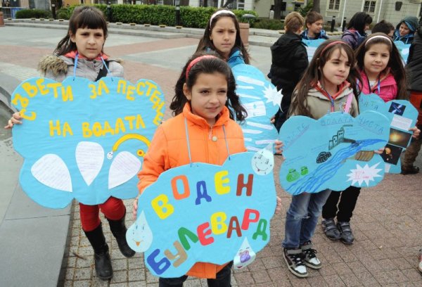 В Пловдив бе отбелязан Световният ден на водата. Деца от шест училища от града правиха различни химически опити с вода и показаха рисунки на теми, свързани с нея. Снимка: БТА