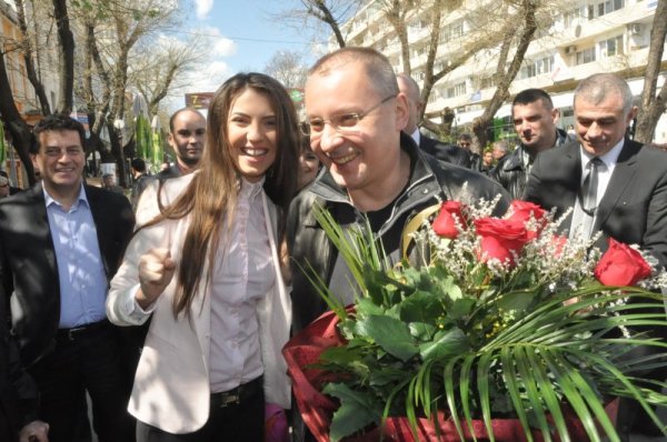 Сергей Станишев в компанията на млада социалистка в Стара Загора. Снимка: БТА