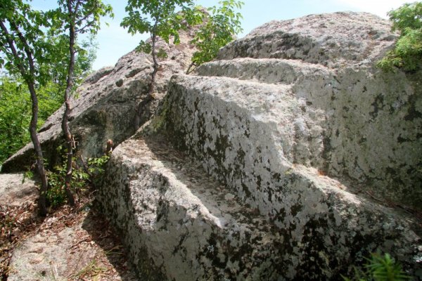 Уникален Слънчев часовник на повече от 5 000 години бе открит в община Минерални бани. Откритието е от световен мащаб, тъй като единственият подобен досега часовник е намерен единствено в Мексико. Той обаче се състои само от пет стъпала. Слънчевият часовник в Минерални бани е със 7 стъпала. На находката се натъкна екипът на Мая Вапцарова по време на снимки за документален филм. Снимка: Impact Press group