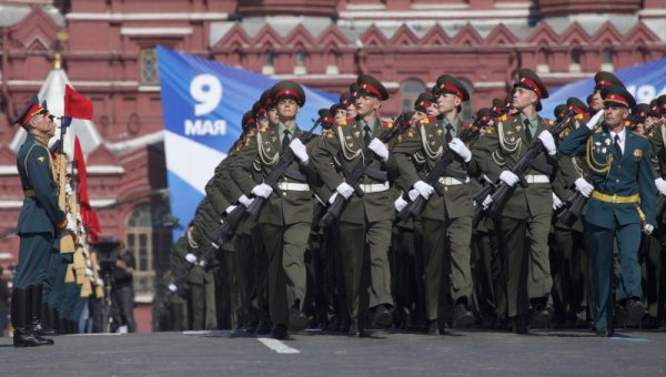 Руски войници маршируват по време на военния парад по повод Деня на победата  - 9 май. 11 хиляди военнослужещи от всички родове войски преминаха в тържествен марш по паважа на Червения площад. Снимка: БТА