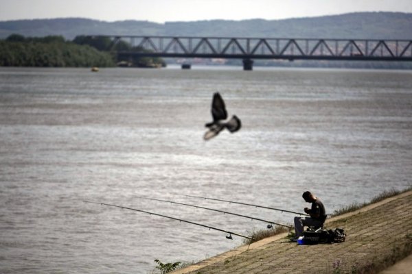 Мъж лови риба във водите на Дунав край Белград. Топлото време в последните дни повиши температурите в съседна Сърбия до 30 градуса по Целзий. Снимка: БТА