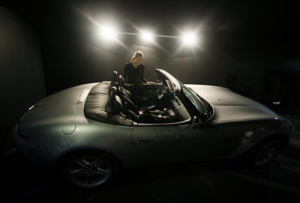 Реплика на BMW Z8 Roadster, направена за филма &bdquo;Само един свят не стига&ldquo;, продадена за 85 хиляди британски лири. Снимка: Reuters