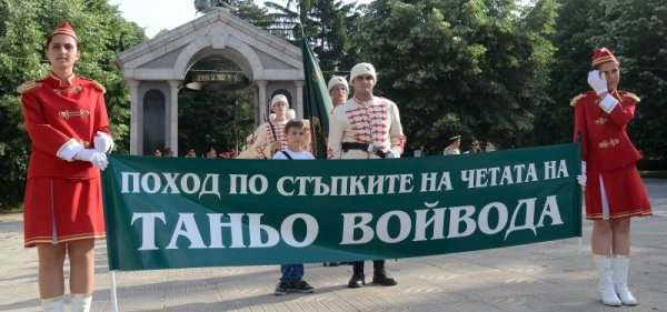 През Разградска област премина националния поход &quot;По стъпките на четата на Таньо войвода&quot;. Организатор на ежегодния поход е културно-просветно дружество &quot;Родно Лудогорие&quot;. Участват над 350 ученици от Силистренска, Разградска и Търговищка община. Снимка: БТА