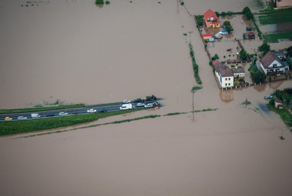 Вода е заляла път край чешкия град Терезин, намиращ се на около 60 км от столицата Прага. Обстановката в Чехия, Германия, Австрия и Швейцария остава изключително тежко заради обилните валежи в последните дни. Снимка: БТА
&nbsp;