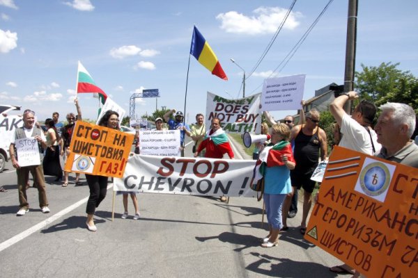 Природозащитници от България и Румъния протестираха на ГКПП &ndash; Дуранкулак против проучването и добива на шистов газ близо до българо-румънската граница. Съвместната акция на еколозите от двете страни премина под девиза: &bdquo;Два народа, една вода &ndash; два народа, една борба&rdquo;. Снимка: БТА
&nbsp;