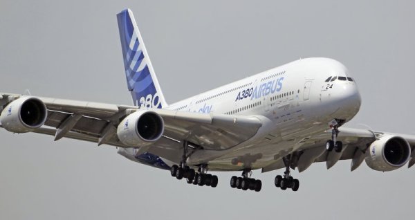 Еърбъс A380 се приготвя за кацане по време на първия ден от Авиошоу край Париж. Снимка: БТА