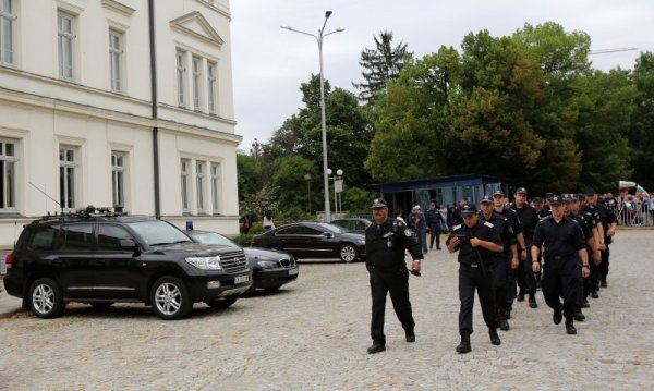 Стотици полицаи от ранни зори и в редици се наредиха пред парламента за сутрешното кафе на протестиращите. Снимка: БТА