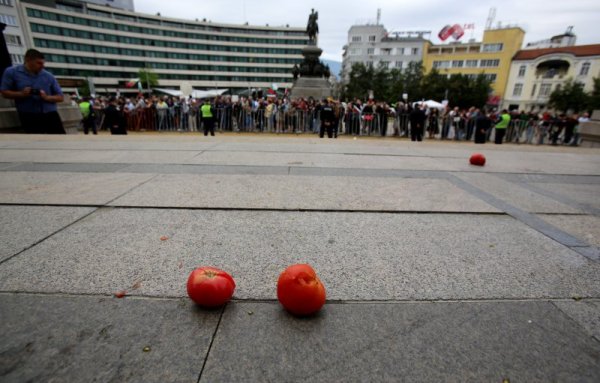 Освен чашки с кафе - за лична употреба, протестиращите носеха домати... за управляващите. Снимка: БТА
&nbsp;