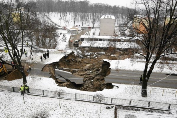 Път пропадна след лошото време в южната част на Полша през декември 2012 година. Снимка: Reuters
&nbsp;